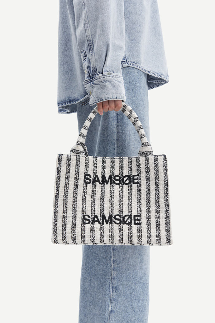 Shop smukke tasker og online hos Samsøe®.